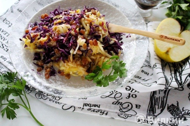 Готовый салат из краснокочанной капусты