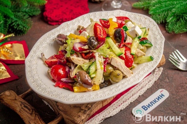Греческий салат с курицей по классическому рецепту