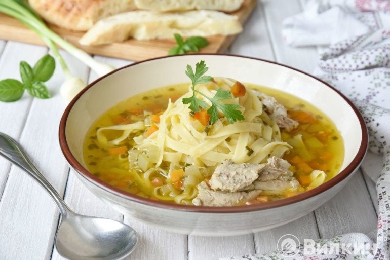Подача лапши с овощами на стол