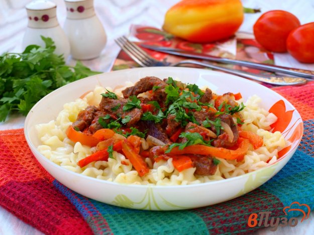 Говядина с овощами и томатами