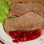 Говядина, тушеная с красным вином и клюквенным соусом