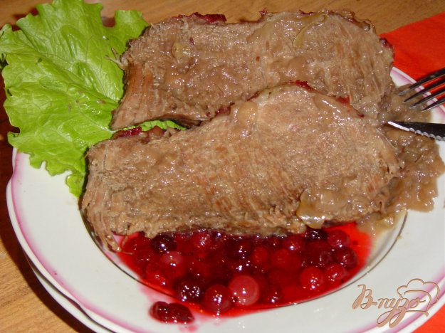 Говядина, тушеная с красным вином и клюквенным соусом