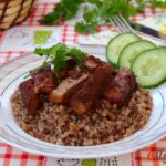 Говядина тушёная с маринованным луком и томатом