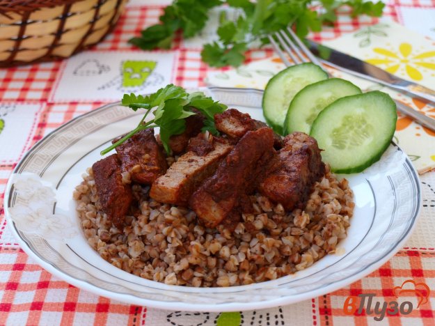 Говядина тушёная с маринованным луком и томатом