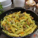Жареная говядина с капустой и макаронами