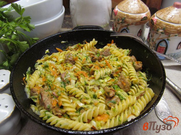 Жареная говядина с капустой и макаронами