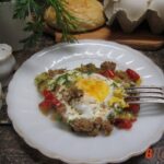 Жареный фарш с овощами и яйцом