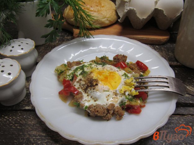 Жареный фарш с овощами и яйцом