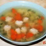 Куриный бульон с морковью и фрикадельками