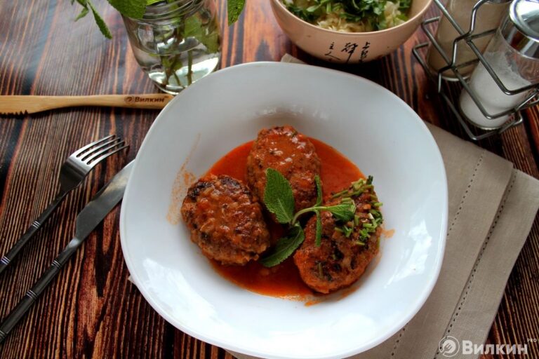 Ленивые голубцы с рисом, капустой и фаршем в кастрюле