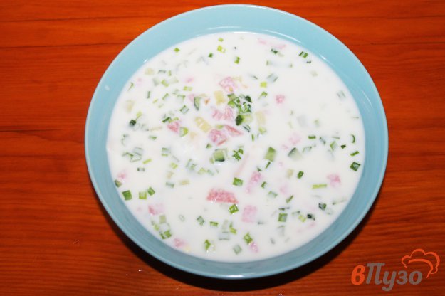 Окрошка с мясом и колбасой на бульоне