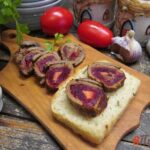 Рулет из говядины с печеной свеклой и сыром