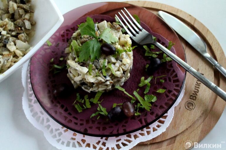 Салат из баклажанов с яйцом и маринованным луком