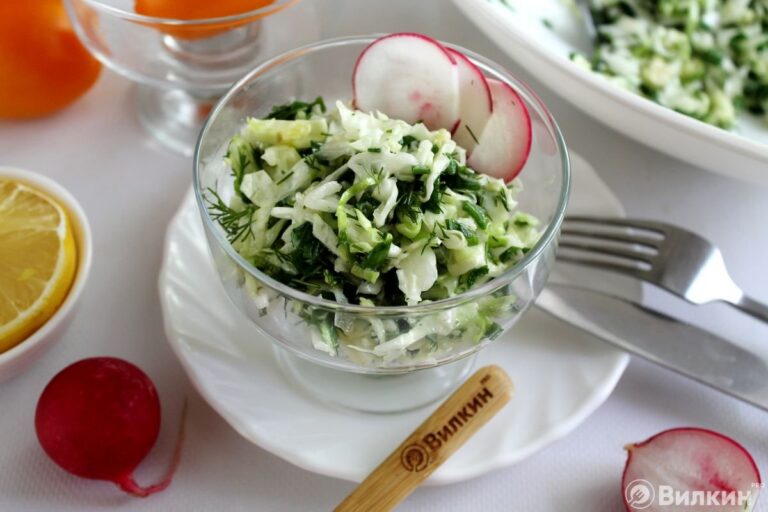 Салат из капусты с зеленым луком и укропом