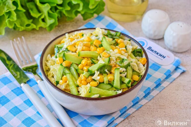 Салат из пекинской капусты с оливковым маслом и кукурузой