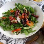 Салат с вялеными помидорами и рукколой