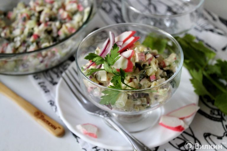 Салат с крабовыми палочками и солёным огурцом