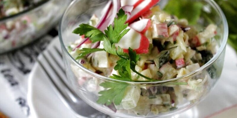 Салат с крабовыми палочками и солёным огурцом