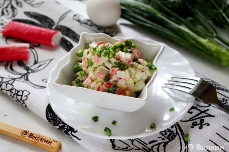 Салат с крабовыми палочками, чесноком, яйцом и майонезом
