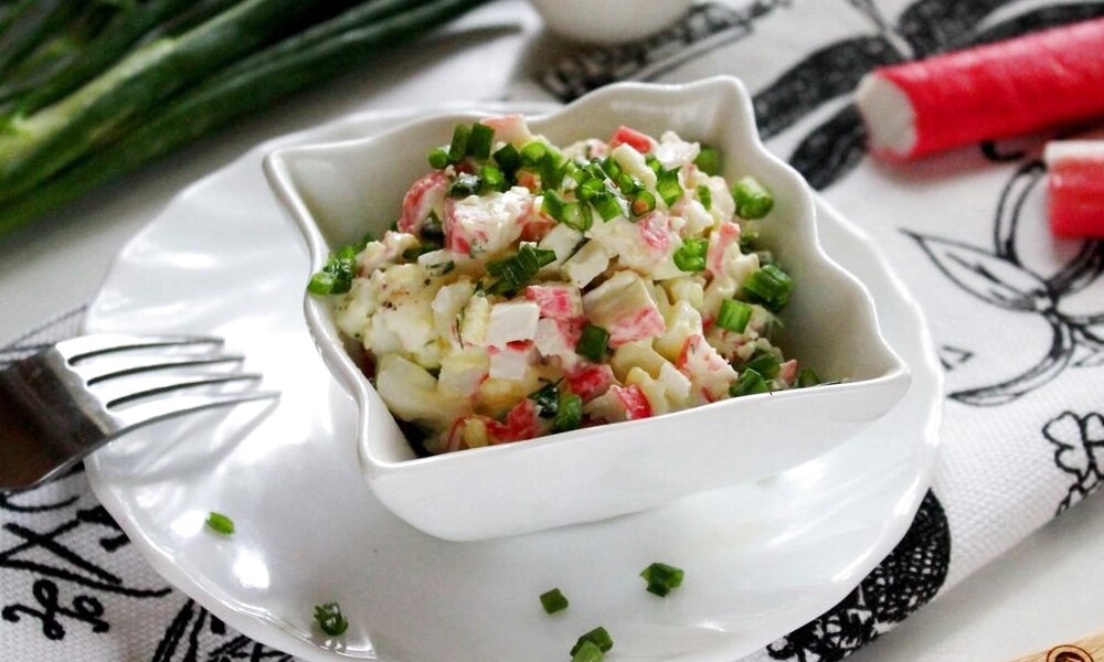 Салат с крабовыми палочками, чесноком, яйцом и майонезом