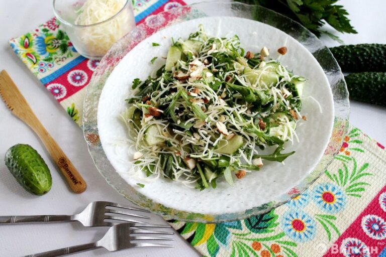 Салат с пармезаном, свежим огурцом и рукколой