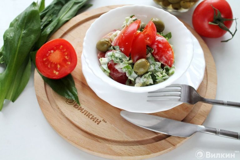 Салат с помидорами и оливками