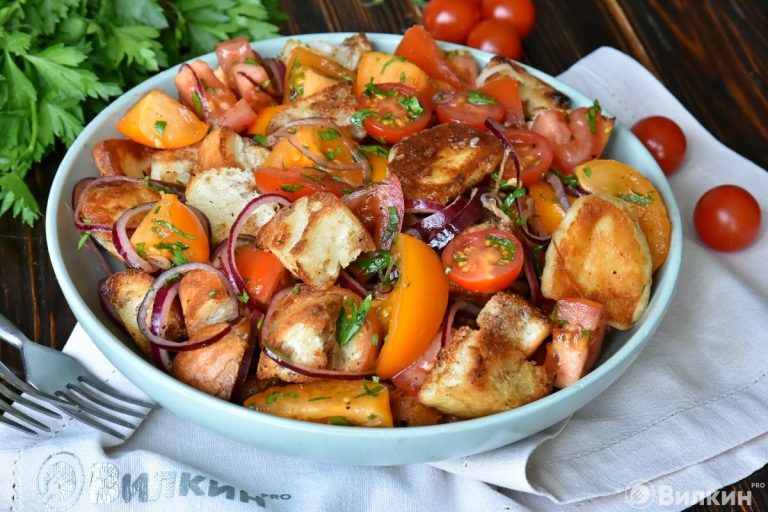 Салат с рассольным сыром и помидорами: итальянский рецепт с фото