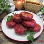 Тефтели из говядины с маринованной свеклой