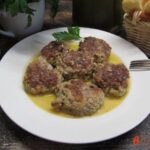 Тефтели из говяжьего фарша с овощами в сметане