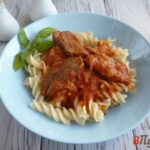 Утиная грудка тушенная в томате с макаронами