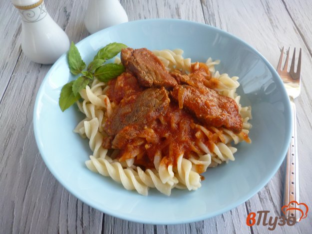 Утиная грудка тушенная в томате с макаронами