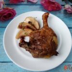 Утиные ножки запечённые с яблоком и клюквой