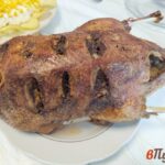 Утка запечённая с яблоками в сметане