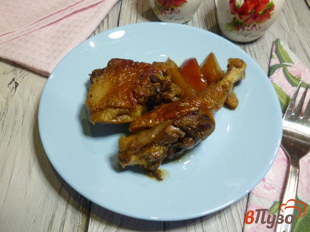 Утка с яблоками и луком в духовке