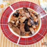 Шампиньоны тушеные с говядиной и черносливом