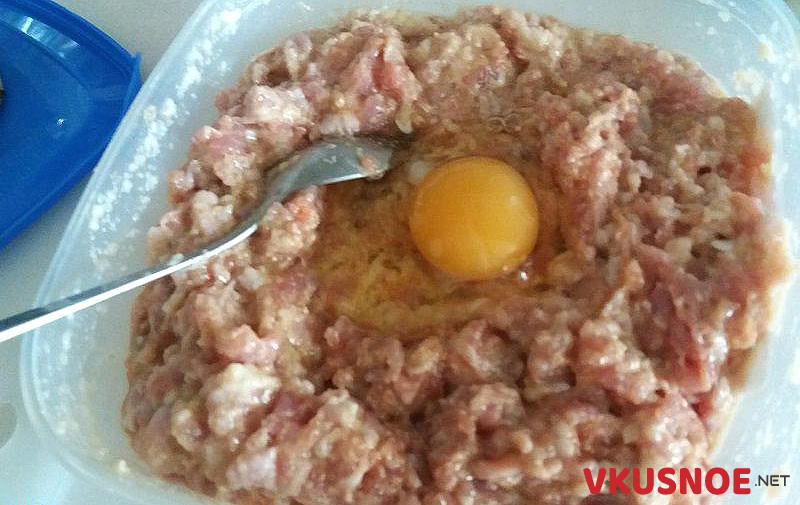 Фото приготовление рецепта: Котлеты из куриного фарша с овощами шаг №3