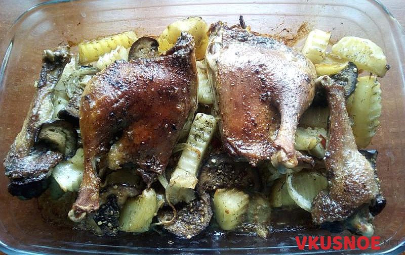 Фото приготовление рецепта: Утка кусочками с картофелем в духовке шаг №6