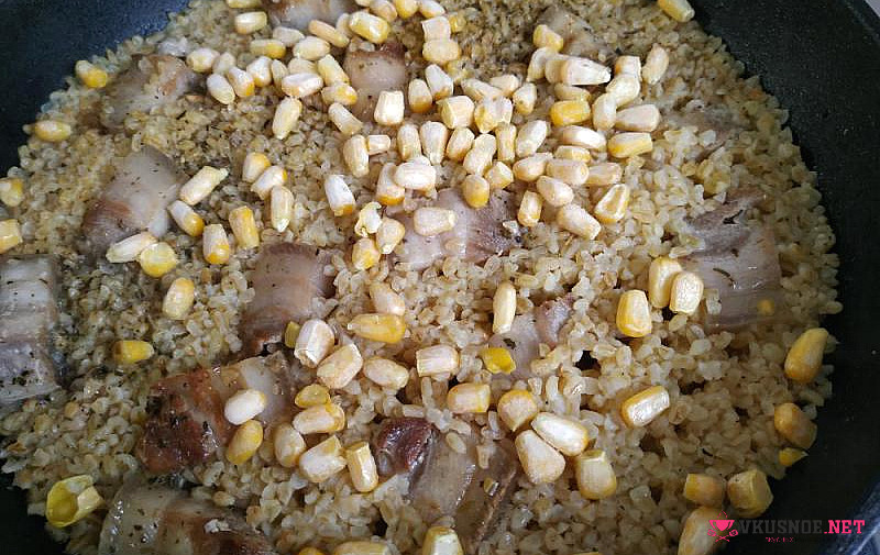 Фото приготовление рецепта: Булгур со свининой грудинкой и кукурузой на сковороде шаг №5