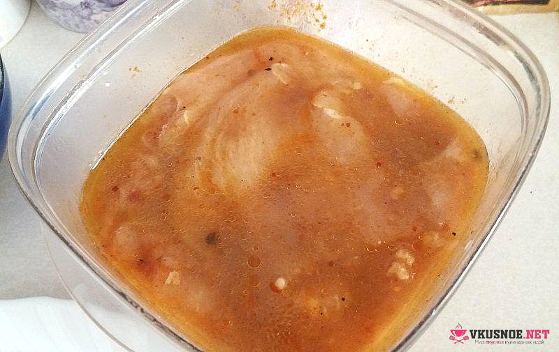 Фото приготовление рецепта: Отбивные из куриного филе в панировке из чипсов шаг №5
