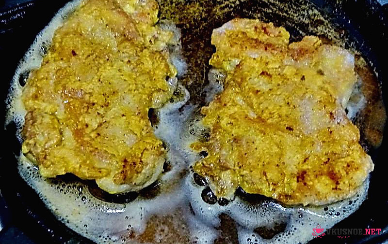 Фото приготовление рецепта: Отбивные чесночные из куриных бедер шаг №8