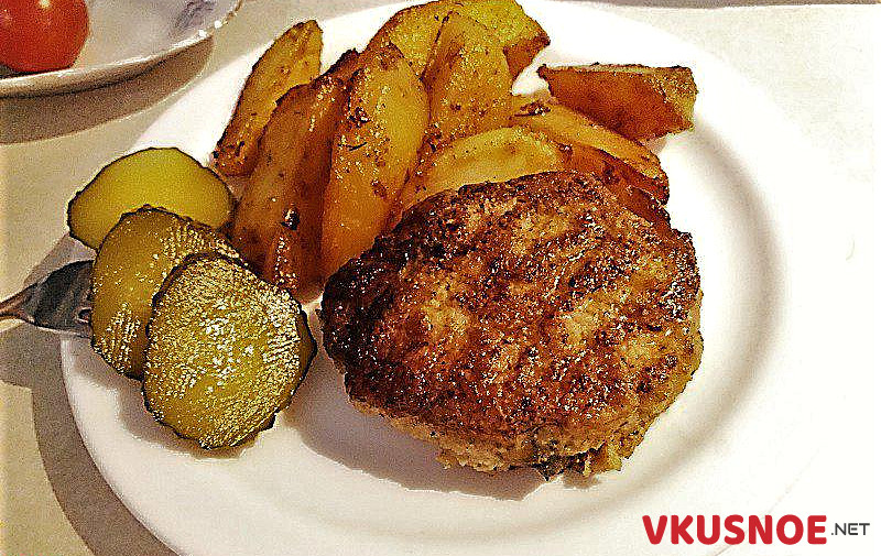 Фото приготовление рецепта: Котлеты из мясного фарша с шампиньонами шаг №9