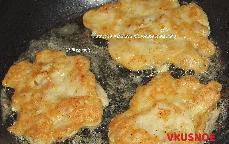 Фото приготовление рецепта: Куриные оладьи с нутовой мукой шаг №4