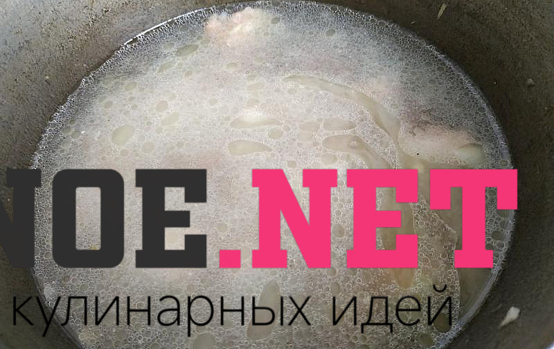 Фото приготовление рецепта: Картофель тушёный со свининой и паприкой шаг №6