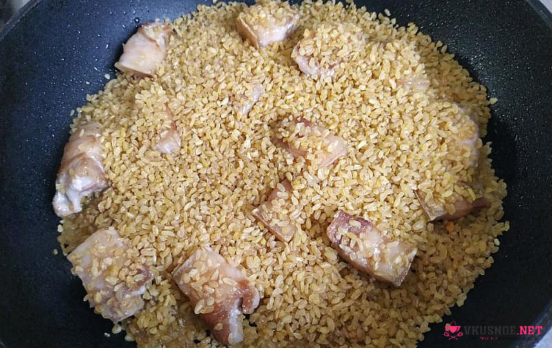 Фото приготовление рецепта: Булгур со свининой грудинкой и кукурузой на сковороде шаг №3