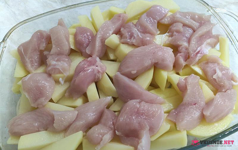 Фото приготовление рецепта: Картофель запёченный с курицей в сметане и кетчупе шаг №6
