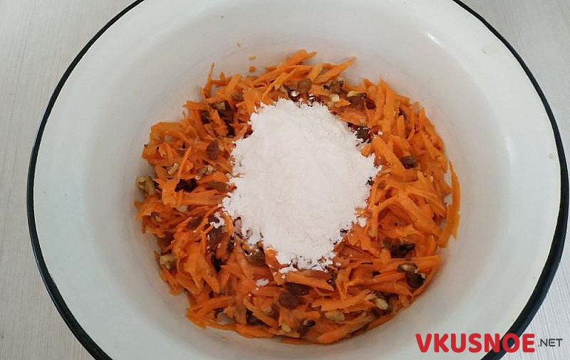 Фото приготовление рецепта: Морковные котлеты с грецкими орехами и изюмом шаг №5