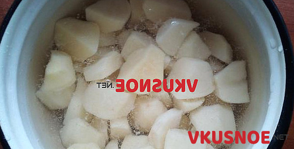 Фото приготовление рецепта: Утиная грудка запечённая в духовке с картофелем шаг №3