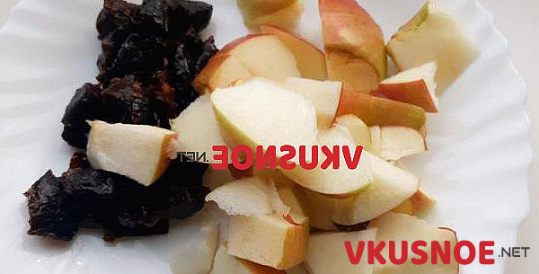 Фото приготовление рецепта: Утка с яблоками шаг №4