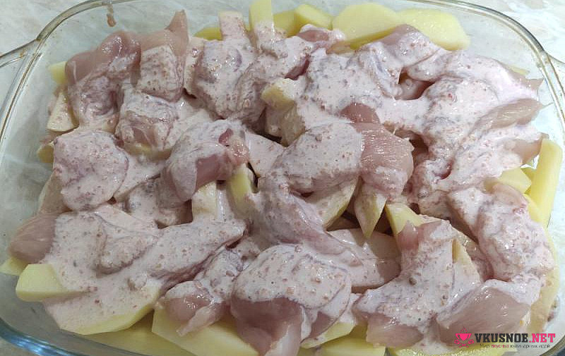 Фото приготовление рецепта: Картофель запёченный с курицей в сметане и кетчупе шаг №7