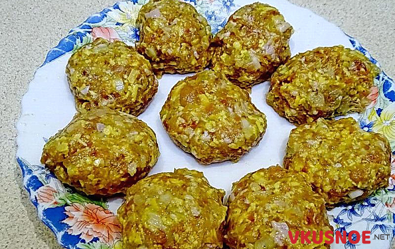 Фото приготовление рецепта: Котлеты из куриного филе с сыром шаг №4